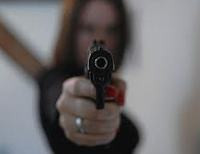 женщина с пистолетом