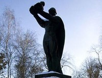 В городе Cтрый Львовской области демонтировали памятник советскому солдату