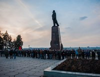 Субботним вечером в Запорожье памятник Ленину устоял
