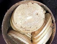 Американская семья нашла у себя во дворе клад старинных золотых монет общей стоимостью не меньше 10 миллионов долларов