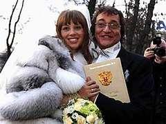 После свадебных торжеств дмитрий дибров с 19-летней женой отправились в один из московских отелей, где был заказан номер стоимостью больше 7 тысяч долларов