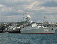 Российские военные захватили два украинских корабля в Крыму