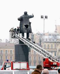 В санкт-петербурге взорвали памятник ленину