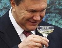 довольный Янукович