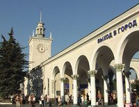 Башня с часами на вокзале в Симферополе