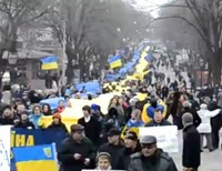 В Одессе тысячи горожан прошли маршем с километровым флагом Украины (фото)