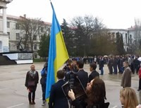 В Севастополе студенты устроили демарш во время поднятия российского флага (видео)