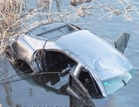 В Славянске легковушка, сбив детей-пешеходов, слетела с моста в реку (фото)
