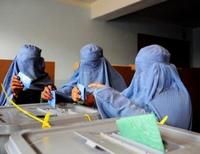 Афганские женщины голосуют