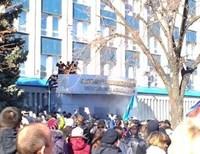 В Луганске сепаратисты штурмом прорвались в здание СБУ. Есть пострадавшие