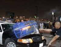 В Калифорнии правоохранителям пришлось применить слезоточивый газ для разгона студентов, крушивших автомобили 
