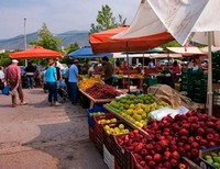 На крымских рынках стало больше местных овощей и фруктов, а ассортимент привозных товаров уменьшился 