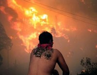 Житель Вальпараисо наблюдает за пожаром