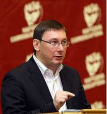 Юрий луценко: «политические лидеры ведут себя, как в той бане: все ходят с тазиками, прикрывая зад, но мыться боятся»
