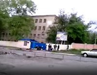 В Луганске сепаратисты штурмуют облвоенкомат