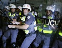 Полиция разогнала слезоточивым газом десятки тысяч бразильцев, недовольных миллиардными бюджетными затратами на ЧМ-2014