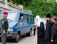 Патриарх Филарет подарил Нацгвардии микроавтобус (фото)