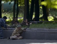 На Харьковщине террористы обстреляли колону силовиков (видео)