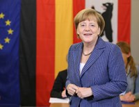 Меркель пригласила Порошенко посетить Германию