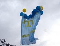 В Мелитополе крымские татары запустили в небо огромный национальный флаг (фото) 