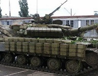 Террористы из танка обстреляли блокпост силовиков под Славянском. Есть раненые