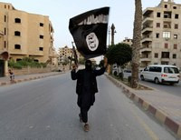 Боевик с флагом Исламского халифата