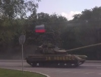 Танки под российскими флагами разъезжают по Луганску (видео) 