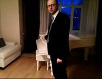 Яценюк провел экскурсию по собственной квартире (видео)