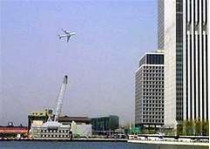 Президентский «боинг», пролетевший в сопровождении двух истребителей над крышами небоскребов на манхэттене, вызвал панику в нью-йорке