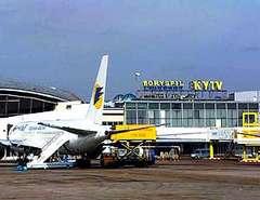 В киевском аэропорту «борисполь» вчера заблокировали самолет из нью-йорка, заподозрив у одной из пассажирок свиной грипп