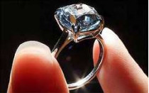 Редчайший голубой бриллиант, выставленный на продажу аукционным домом «сотбис» в лондоне, специалисты оценивают в 8,5 миллиона долларов
