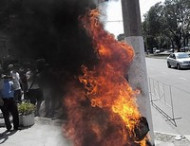 В Одессе активисты сожгли чучело Сергея Кивалова (фото)