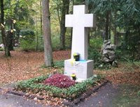 Крест на могиле Степана Бандеры