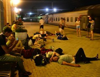 Пассажиры спят на перроне в Сочи
