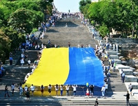 В Одессе над Потемкинской лестницей развернули 23-метровый флаг Украины (фото)