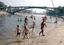 Из-за сильного загрязнения воды и захламленности дна категорически запрещено купаться в 42 киевских водоемах