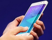 Компания Samsung представила новый планшетофон с изогнутым дисплеем