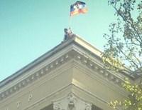 В Донецке сепаратисты водрузили над телецентром флаг «Донецкой республики» (фото)