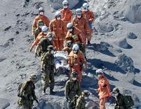 Спасатели работают на месте извержения вулкана