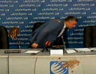 На пресс-конференции экс-генпрокурора забросали тортами (видео)