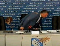 На пресс-конференции экс-генпрокурора забросали тортами