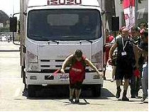 В израиле женщина 30 метров тащила за собой грузовик весом семь с половиной тонн