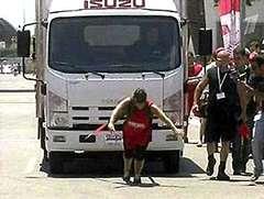 В израиле женщина 30 метров тащила за собой грузовик весом семь с половиной тонн
