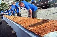 Изготовленный в запорожье капустный пирог длиной 35 метров и шириной 40 сантиметров оказался самым большим не только в украине, но и в мире