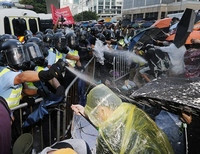 В Гонконге демонстранты начали разбирать баррикады