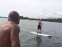 Американец Шеннон Бриггс опрокинул в воду Владимира Кличко (видео)