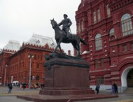 В Москве "Жигули" врезались в памятник маршалу Жукову на Манежной площади