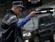 На трассе Киев — Харьков гаишники задержали Mercedes-Benz, «напичканный» гранатами 