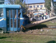 В Одессе трамвай сошел с рельс и врезался в столб: трое пострадавших (фото)