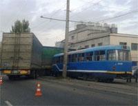 В Одессе трамвай столкнулся с фурой: есть пострадавшие